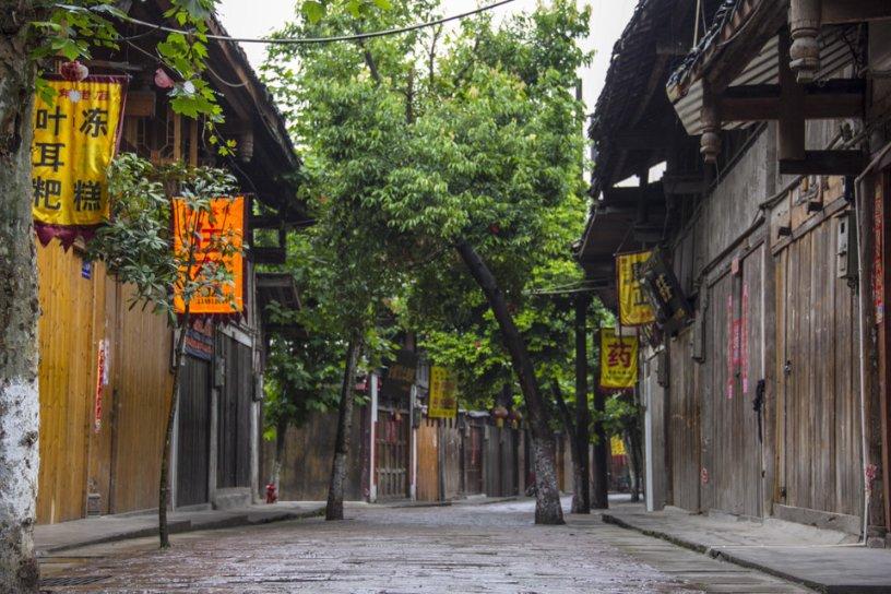 操作不当，新车司机倒车撞碎4S店落地窗